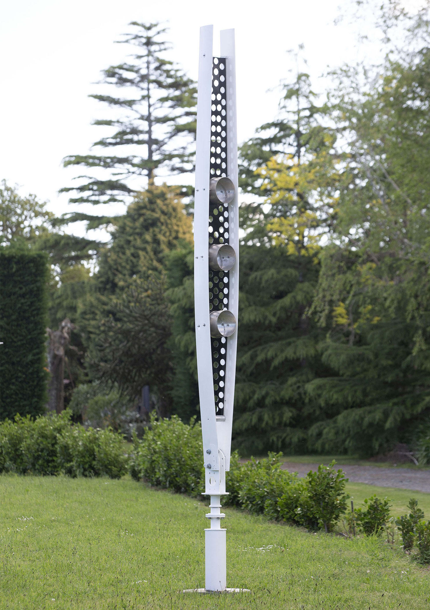 7) BLACK & WHITE BLADES